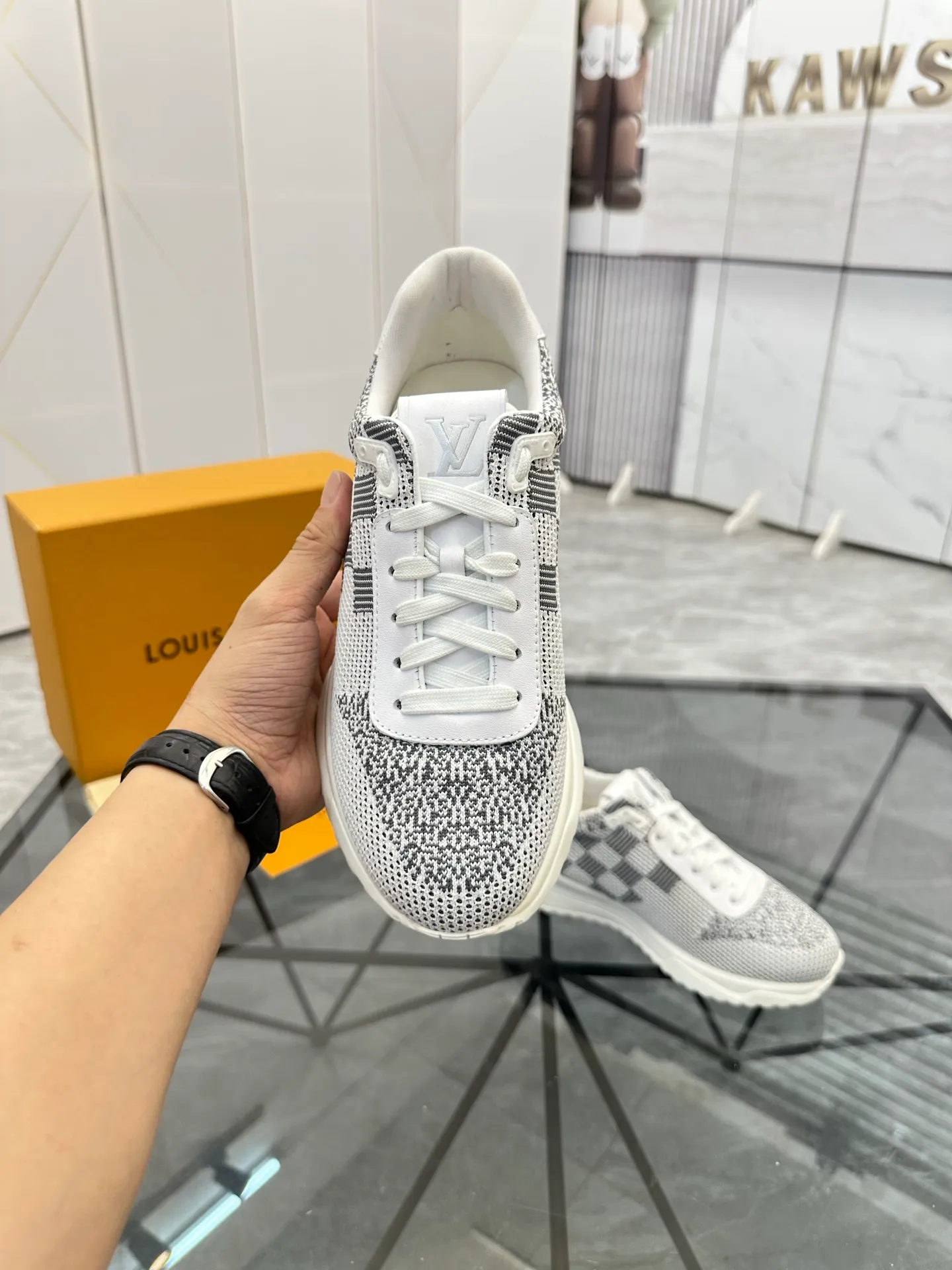Men's shoes for sale💰: 💰P560¥ High-end quality Product trademark: LV* "Louis Vuitton*" low-top sneakers Regular size: 38-44 (can be customized to 45.46.) Product materials: imported breathable fly knit upper, breathable lining, original raw rubber translucent combination outsole. Number: 2068